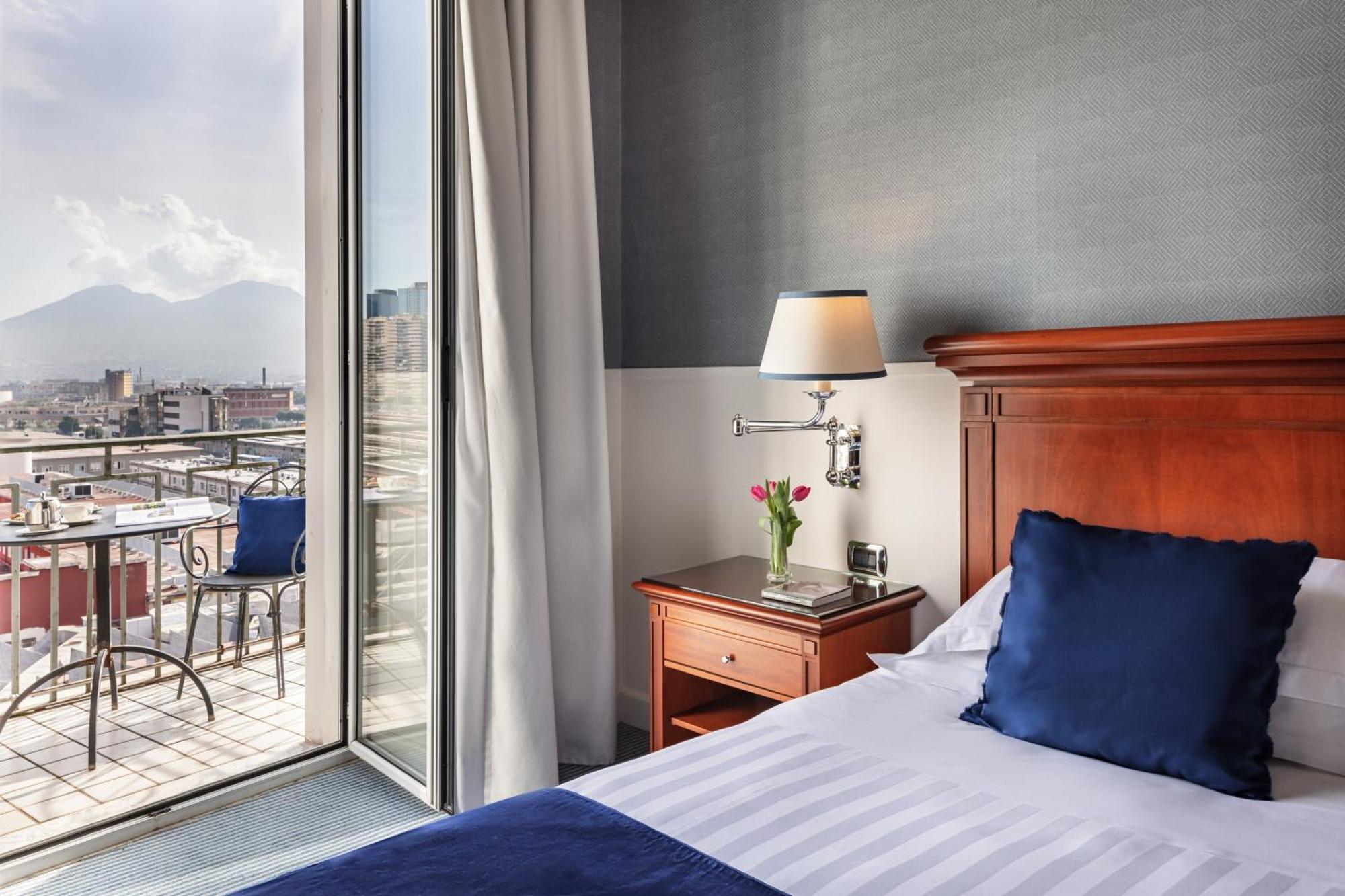 Starhotels Terminus Наполи Екстериор снимка