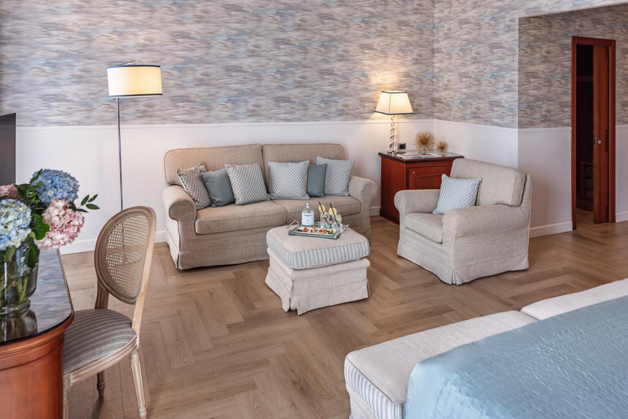 Starhotels Terminus Наполи Екстериор снимка