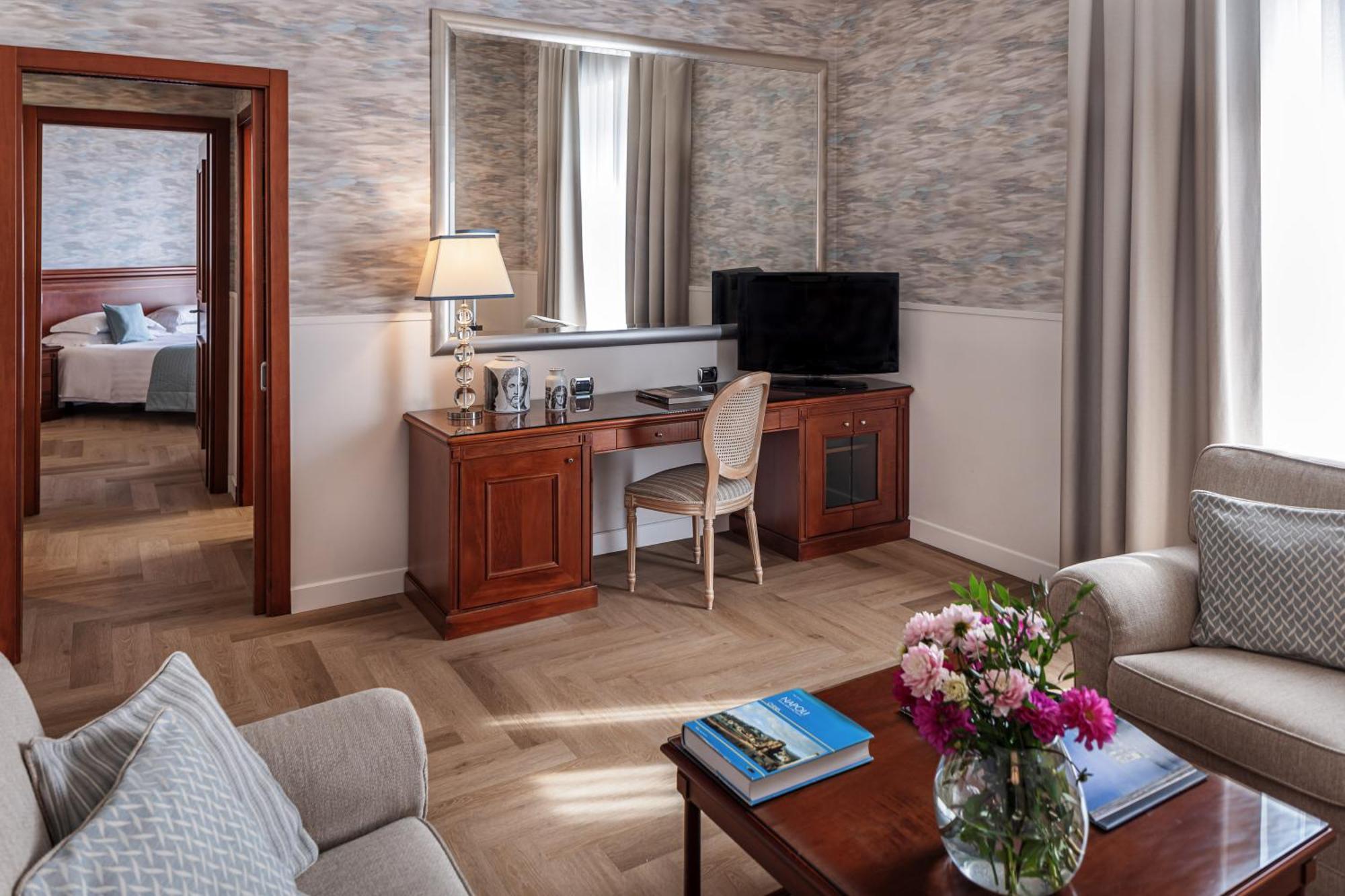 Starhotels Terminus Наполи Екстериор снимка