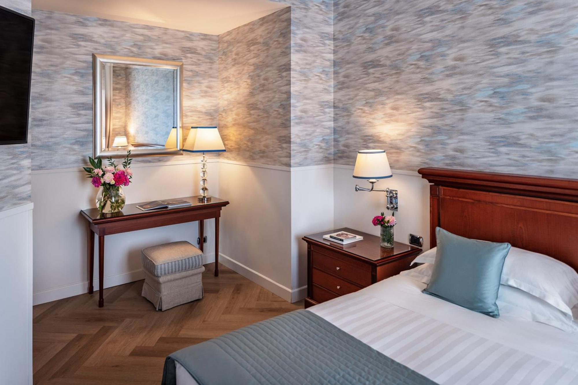 Starhotels Terminus Наполи Стая снимка