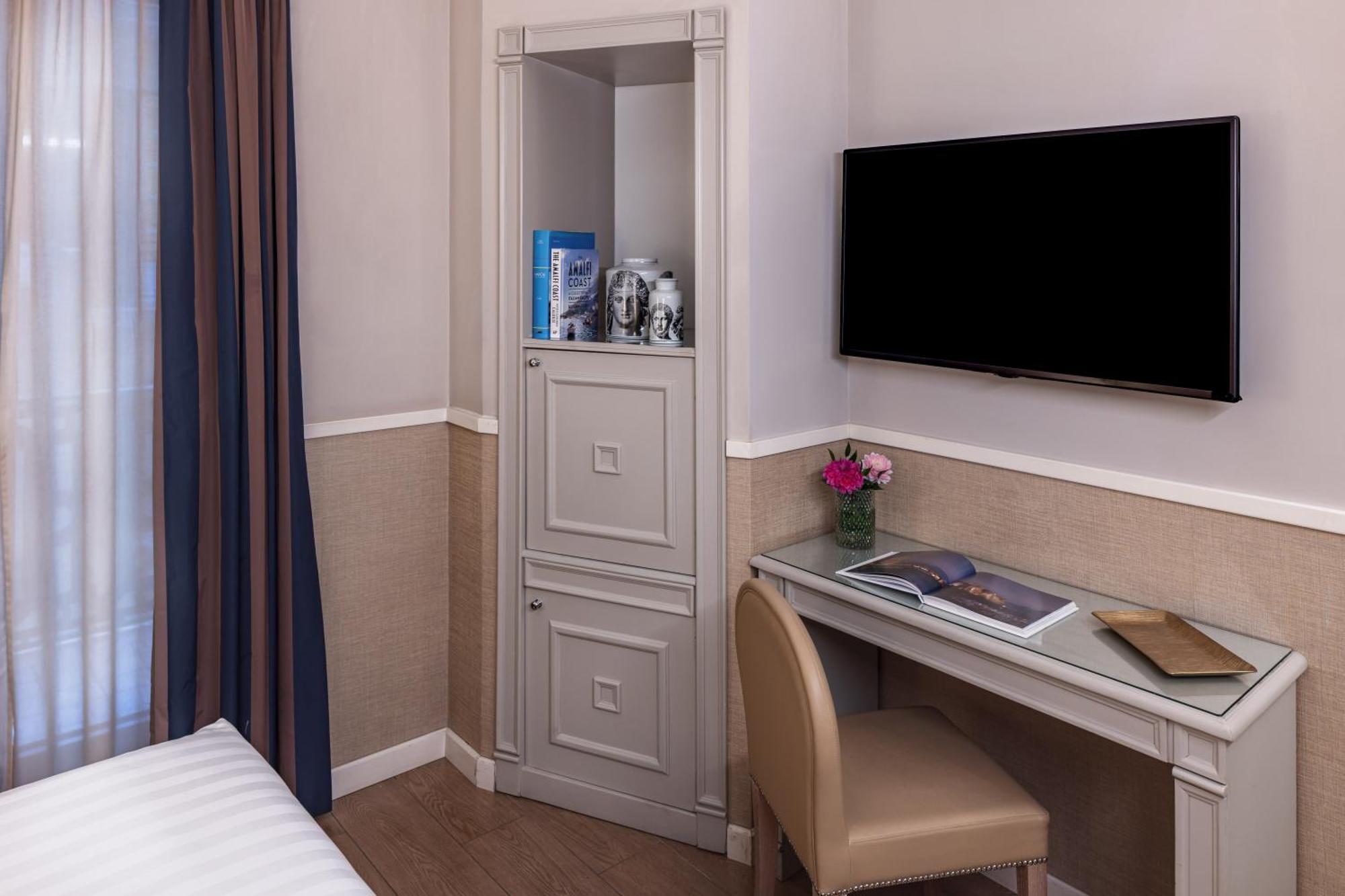Starhotels Terminus Наполи Стая снимка
